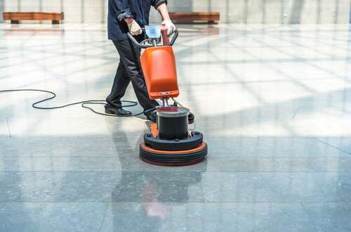 Nettoyer un sol encrassé avec une monobrosse 